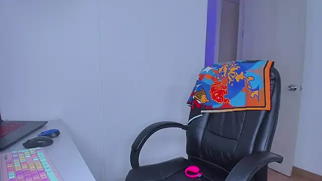Snapshot of Lisegg_ chatting on 06/24/26, 11:31 Lisegg online show from 06/24/26, 11:31