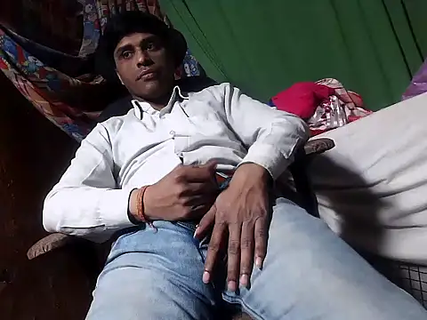 Snapshot of desiboy1101 chatting on 01/21/25, 01:32 desiboy1101 online show from 01/21/25, 01:32