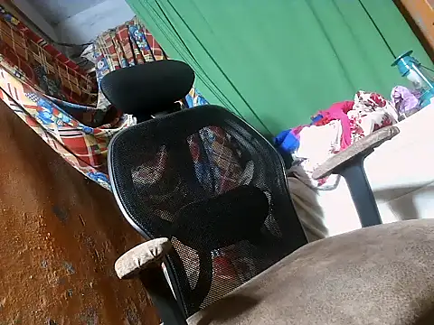 Snapshot of desiboy1101 chatting on 02/17/25, 01:32 desiboy1101 online show from 02/17/25, 01:32