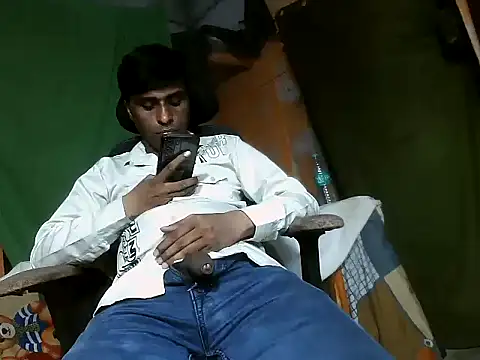 Snapshot of desiboy1101 chatting on 10/28/25, 01:58 desiboy1101 online show from 10/28/25, 01:58