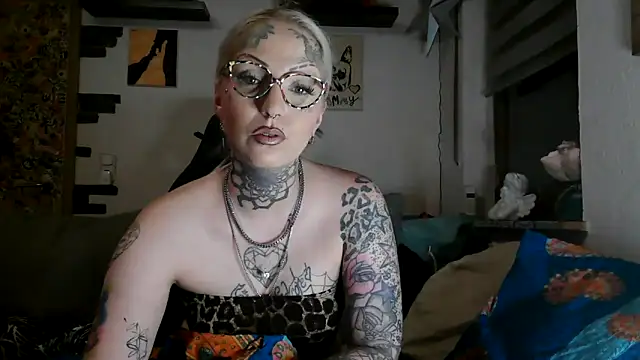Snapshot of RoxxyInk chatting on 05/26/26, 12:06 RoxxyInk online show from 05/26/26, 12:06