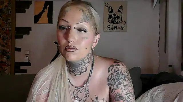 Snapshot of RoxxyInk chatting on 07/20/26, 11:51 RoxxyInk online show from 07/20/26, 11:51