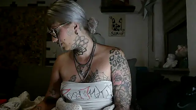 Snapshot of RoxxyInk chatting on 07/26/26, 01:25 RoxxyInk online show from 07/26/26, 01:25