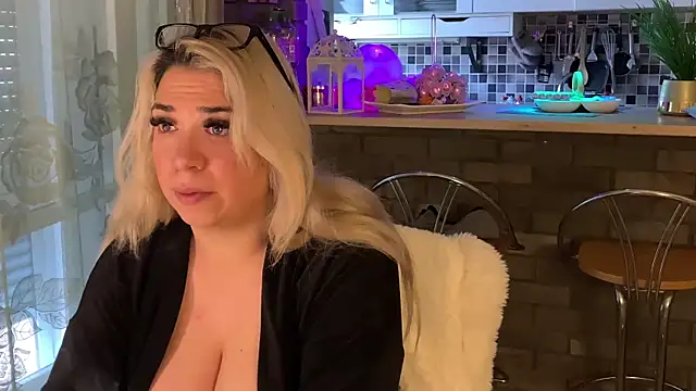 Snapshot of Monageil chatting on 02/18/25, 11:22 Monageil online show from 02/18/25, 11:22