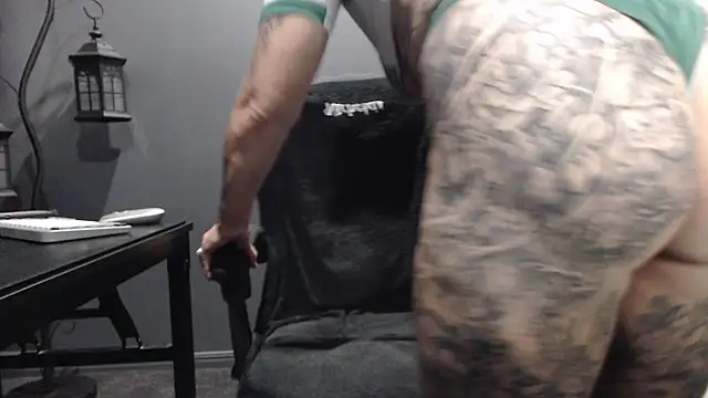 Snapshot of poisonivyx chatting on 02/20/26, 01:02 poisonivyx online show from 02/20/26, 01:02