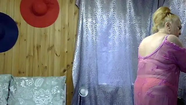 Snapshot of Emma52610 chatting on 10/08/25, 07:28 Emma52610 online show from 10/08/25, 07:28