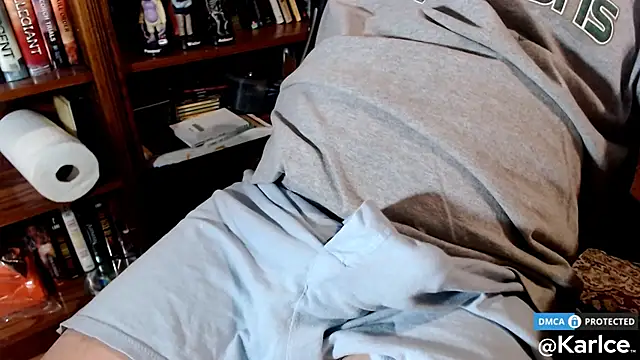 Snapshot of karlce chatting on 10/23/25, 02:55 karlce online show from 10/23/25, 02:55