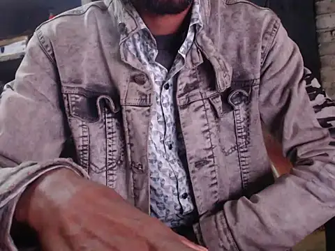 Snapshot of ThethunderPo chatting on 12/15/24, 03:45 ThethunderPo online show from 12/15/24, 03:45