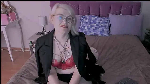 Snapshot of sabrinamacmarren chatting on 01/17/25, 10:34 sabrinamacmarren online show from 01/17/25, 10:34