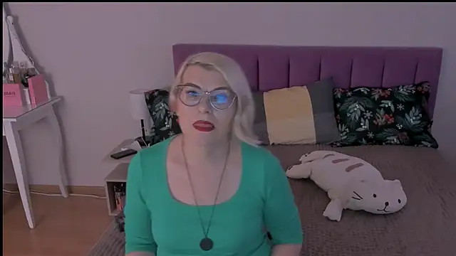 Snapshot of sabrinamacmarren chatting on 02/02/25, 12:13 sabrinamacmarren online show from 02/02/25, 12:13