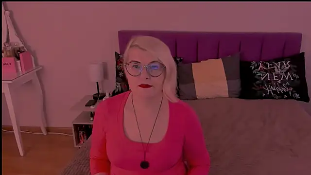Snapshot of sabrinamacmarren chatting on 02/04/25, 12:33 sabrinamacmarren online show from 02/04/25, 12:33