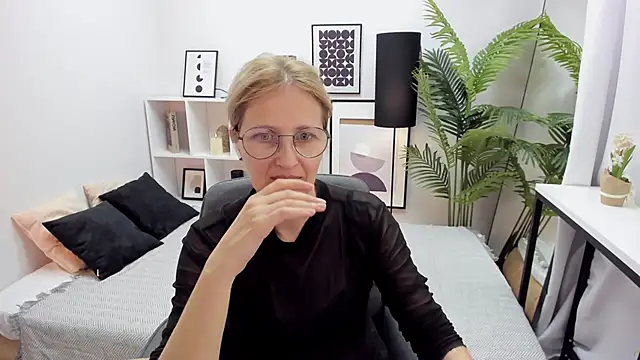 Paris Cherry online show from 10/14/25, 09:26