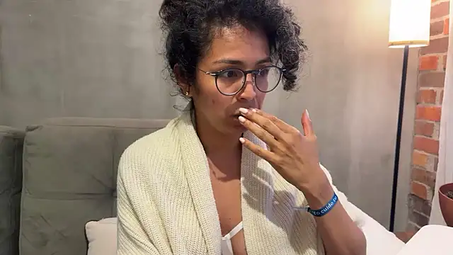 Snapshot of illaroom chatting on 10/22/25, 10:42 illaroom online show from 10/22/25, 10:42