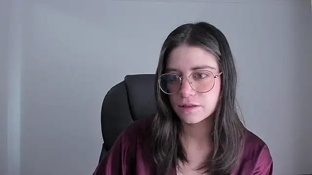 Snapshot of HazelKush chatting on 10/18/25, 01:34 HazelKush online show from 10/18/25, 01:34