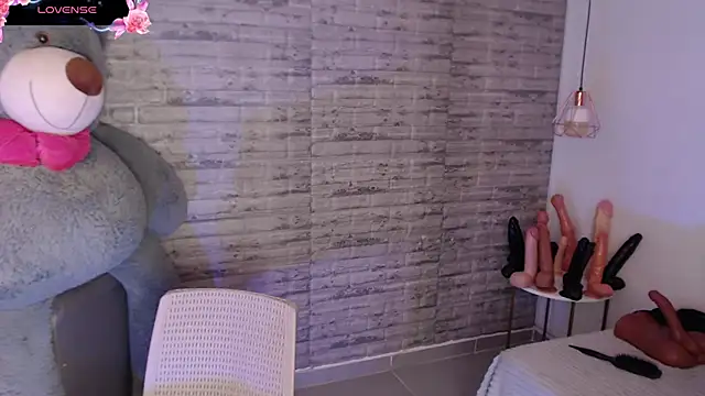 TinnaCobb online show from 12/05/25, 04:25