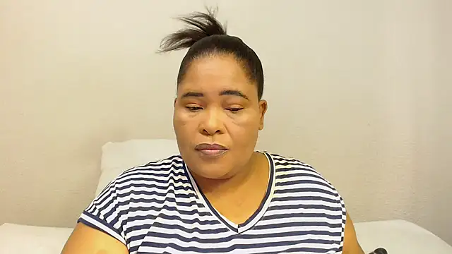 Snapshot of zandile chatting on 10/20/25, 10:38 zandile online show from 10/20/25, 10:38