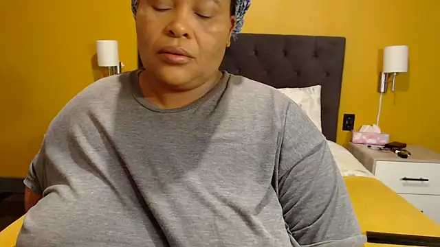 Snapshot of zandile chatting on 05/26/26, 05:47 zandile online show from 05/26/26, 05:47
