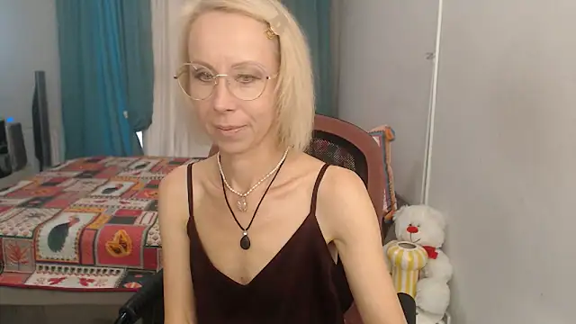 Snapshot of LuxuryNika chatting on 09/16/25, 02:40 LuxuryNika online show from 09/16/25, 02:40