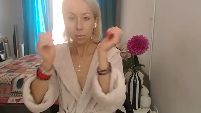 Snapshot of LuxuryNika chatting on 09/22/25, 10:06 LuxuryNika online show from 09/22/25, 10:06