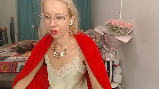 Snapshot of LuxuryNika chatting on 10/10/25, 02:27 LuxuryNika online show from 10/10/25, 02:27