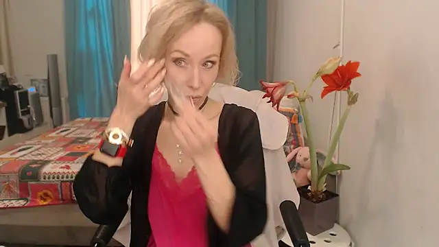 LuxuryNika online show from 04/15/26, 12:34