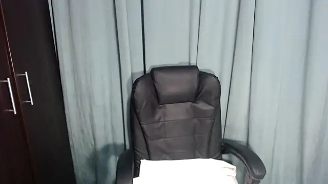 Snapshot of erikaerika chatting on 03/10/25, 08:15 erikaerika online show from 03/10/25, 08:15