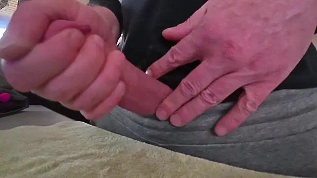 Snapshot of NylonHype chatting on 03/01/25, 12:34 NylonHype online show from 03/01/25, 12:34