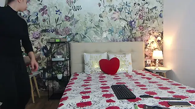 RoseDiamond06 online show from 02/18/26, 04:25