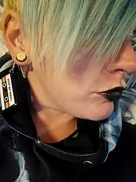 Snapshot of PinkTheHawk chatting on 01/10/25, 10:28 PinkTheHawk online show from 01/10/25, 10:28