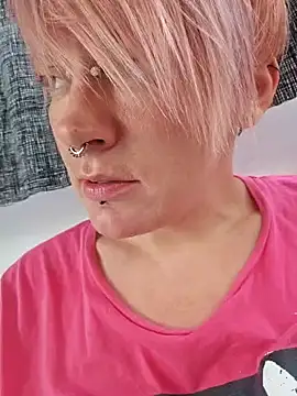 Snapshot of PinkTheHawk chatting on 01/17/25, 06:02 PinkTheHawk online show from 01/17/25, 06:02