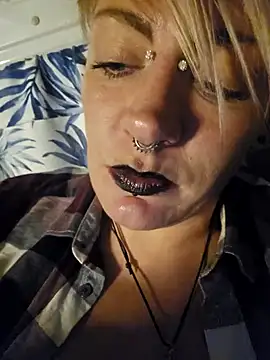 Snapshot of PinkTheHawk chatting on 01/23/25, 11:04 PinkTheHawk online show from 01/23/25, 11:04