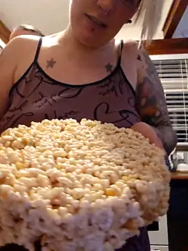 Snapshot of PinkTheHawk chatting on 09/23/25, 12:30 PinkTheHawk online show from 09/23/25, 12:30