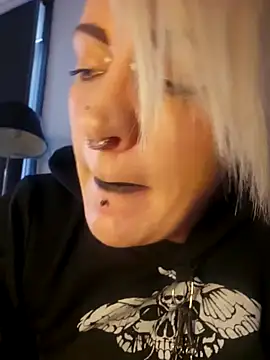 Snapshot of PinkTheHawk chatting on 09/28/25, 09:42 PinkTheHawk online show from 09/28/25, 09:42