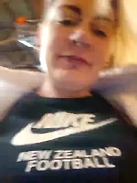 Snapshot of PinkTheHawk chatting on 10/05/25, 04:55 PinkTheHawk online show from 10/05/25, 04:55