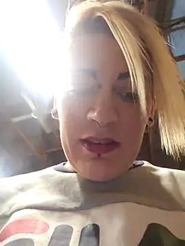 Snapshot of PinkTheHawk chatting on 10/09/25, 03:04 PinkTheHawk online show from 10/09/25, 03:04