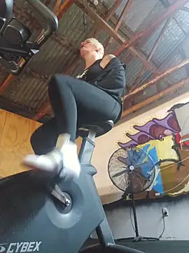 Snapshot of PinkTheHawk chatting on 10/30/25, 03:41 PinkTheHawk online show from 10/30/25, 03:41