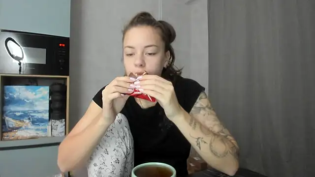 Snapshot of why_again_me chatting on 11/21/25, 03:44 why again me online show from 11/21/25, 03:44