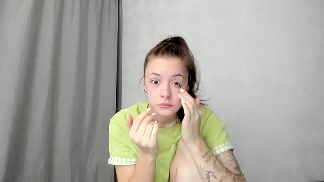 Snapshot of why_again_me chatting on 02/13/26, 08:16 why again me online show from 02/13/26, 08:16