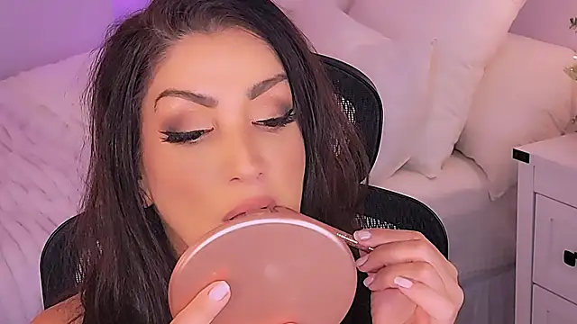 Wonderful Woman online show from 12/20/25, 03:02