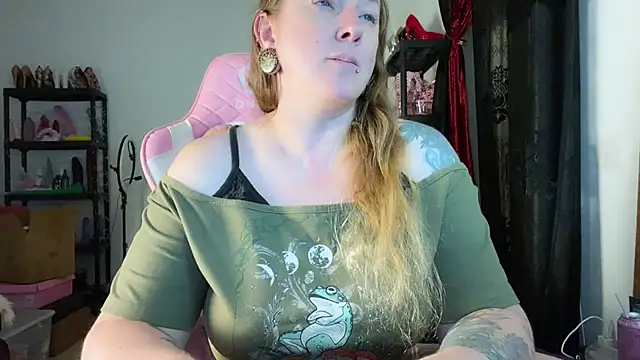 kisicaxx online show from 11/18/25, 06:45