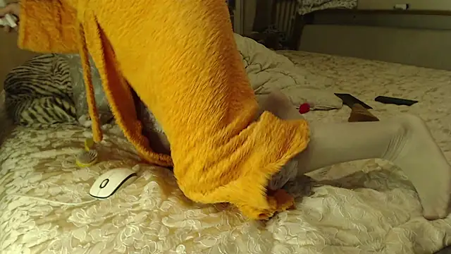 Snapshot of larawet chatting on 12/27/24, 01:11 larawet online show from 12/27/24, 01:11