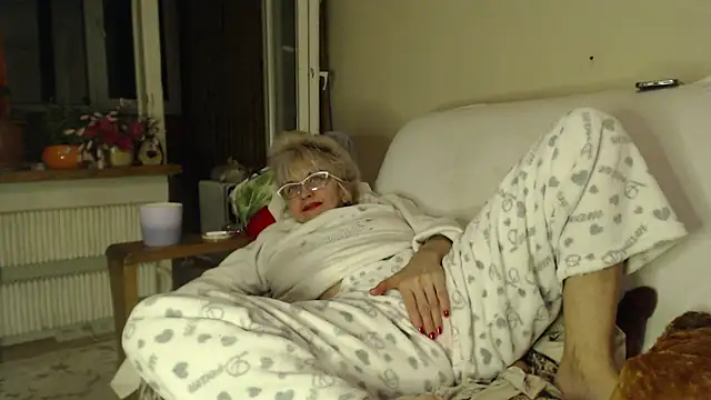 Snapshot of larawet chatting on 03/08/25, 11:07 larawet online show from 03/08/25, 11:07