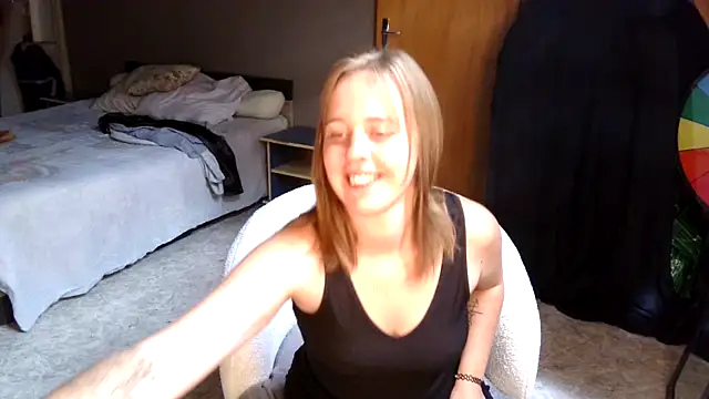 Snapshot of MissGirly chatting on 09/15/25, 12:05 MissGirly online show from 09/15/25, 12:05