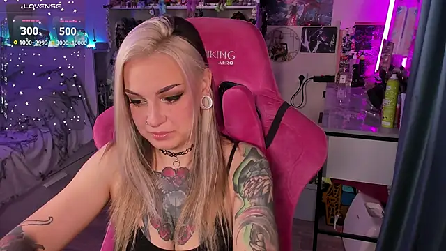 Snapshot of ChloeKohaku chatting on 10/19/25, 04:02 ChloeKohaku online show from 10/19/25, 04:02