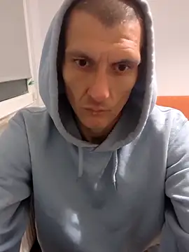 Snapshot of maciej chatting on 05/11/26, 01:44 maciej online show from 05/11/26, 01:44