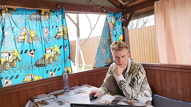 Vuitton online show from 03/27/26, 09:42