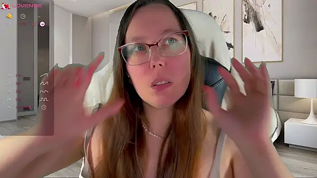 Snapshot of Victoria_Romans chatting on 10/14/25, 04:41 Victoria Romans online show from 10/14/25, 04:41