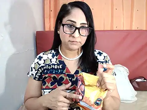 Snapshot of Indiankushy chatting on 02/18/25, 04:37 Indiankushy online show from 02/18/25, 04:37