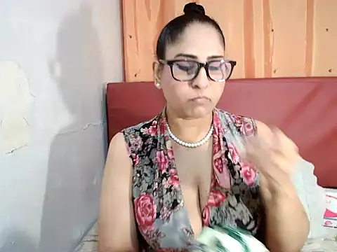 Snapshot of Indiankushy chatting on 03/18/25, 04:48 Indiankushy online show from 03/18/25, 04:48