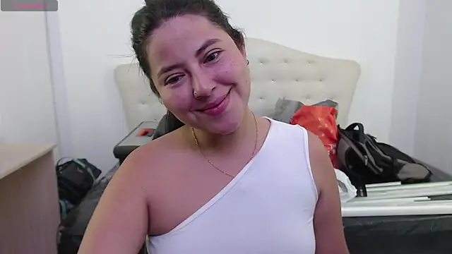 Snapshot of AliceMuller chatting on 12/11/24, 01:37 AliceMuller online show from 12/11/24, 01:37